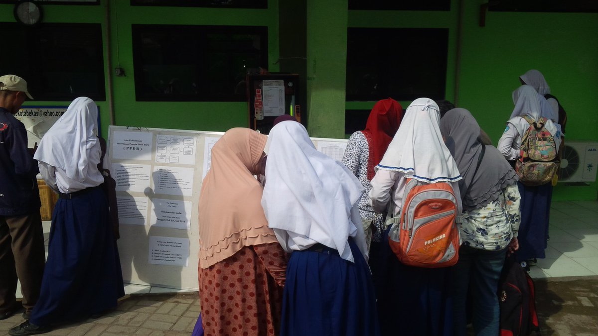 RadioDakta's tweet photo. 14.04 WIB Pemantauan pelaksanaan Tes Fisik sebagai syarat rangkaian PPDB Online di SMKN 5. https://t.co/QRlpk5FiE3 Foto @Telukpucung