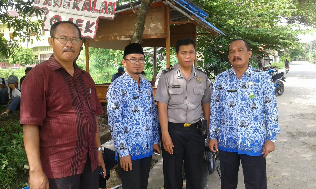 RadioDakta's tweet photo. 14.04 WIB Pemantauan pelaksanaan Tes Fisik sebagai syarat rangkaian PPDB Online di SMKN 5. https://t.co/QRlpk5FiE3 Foto @Telukpucung