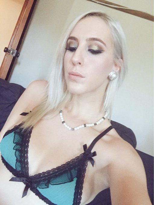 ((Ended up ditching the necklace thank god wardrobe ilyguyz but nah)) 💚✂️🚮 https://t.co/4YEgt1VER6<a href="/tag/cincodemayo"class="tags"><span>#cincodemayo</span></a>