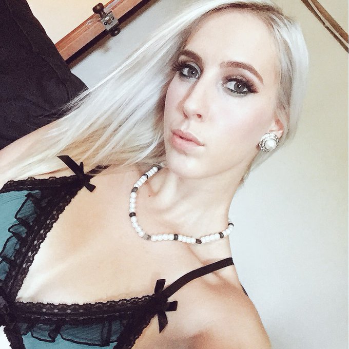 ((Ended up ditching the necklace thank god wardrobe ilyguyz but nah)) 💚✂️🚮 https://t.co/4YEgt1VER6<a href="/tag/cincodemayo"class="tags"><span>#cincodemayo</span></a>