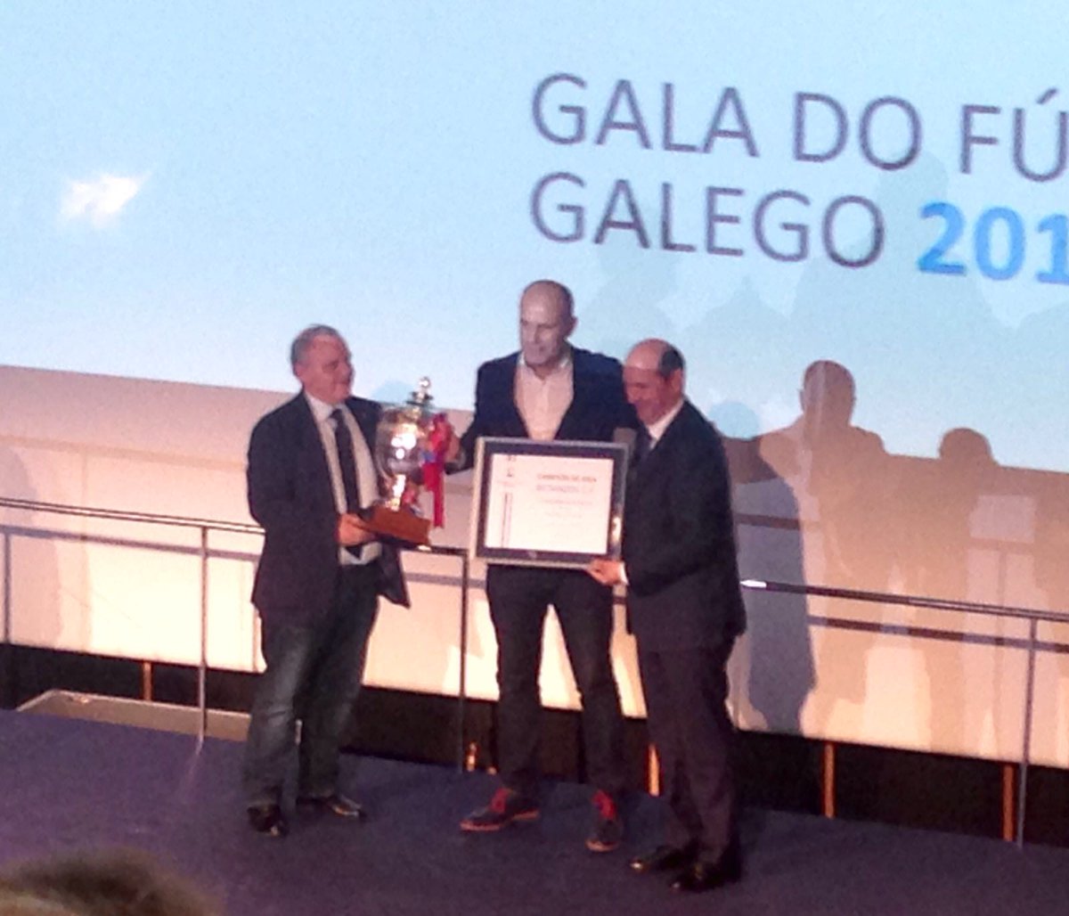 Betanzos_CF's tweet photo. En la Gala do Fútbol Galego de la FGF con Andrés Andrade recogiendo la copa de Campeones. https://t.co/83I0H3rS6y