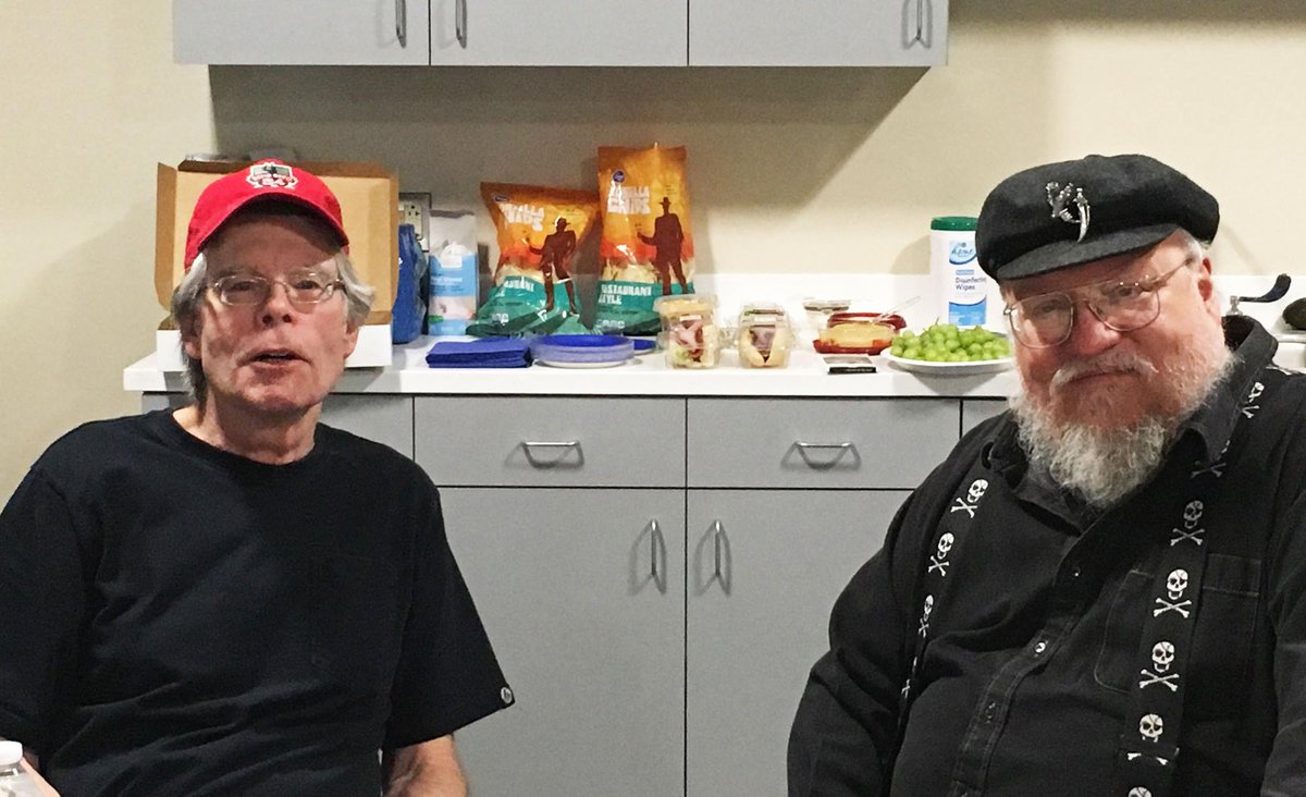 Josmachine's tweet photo. Literatura, aperitivos salados y muerte. Sobre todo muerte. #StephenKing #georgerrmartin #everybodyisdead https://t.co/8qDs2cPjzr