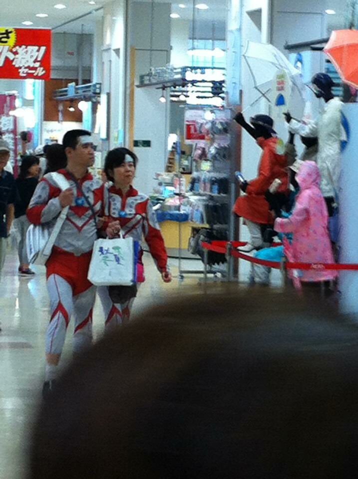 アラケン 目黒駅で山手線からウルトラマンが出てきて 駆け付けた数人の駅員さんに取り囲まれて なんか言われて その後ウルトラマンは足早に立ち去って行ったんだけど暑さで見た幻しなのかな アラケン 目黒駅で山手線からウルトラマンが出てきて 駆け付けた数人の駅員さんに取り囲まれて なんか言われて その後ウルトラマンは足早に立ち去って行ったんだけど暑さで見た幻しなのかな
