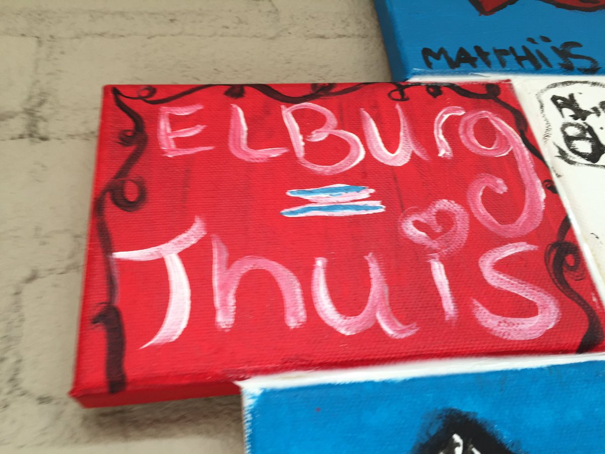 WillemKrooneman's tweet photo. Mooi was dat, openen expositie in het Huiken van schilderijen gemaakt door jeugd @NuborghCollege en vluchtelingen. https://t.co/hQ0WBMN0Bi