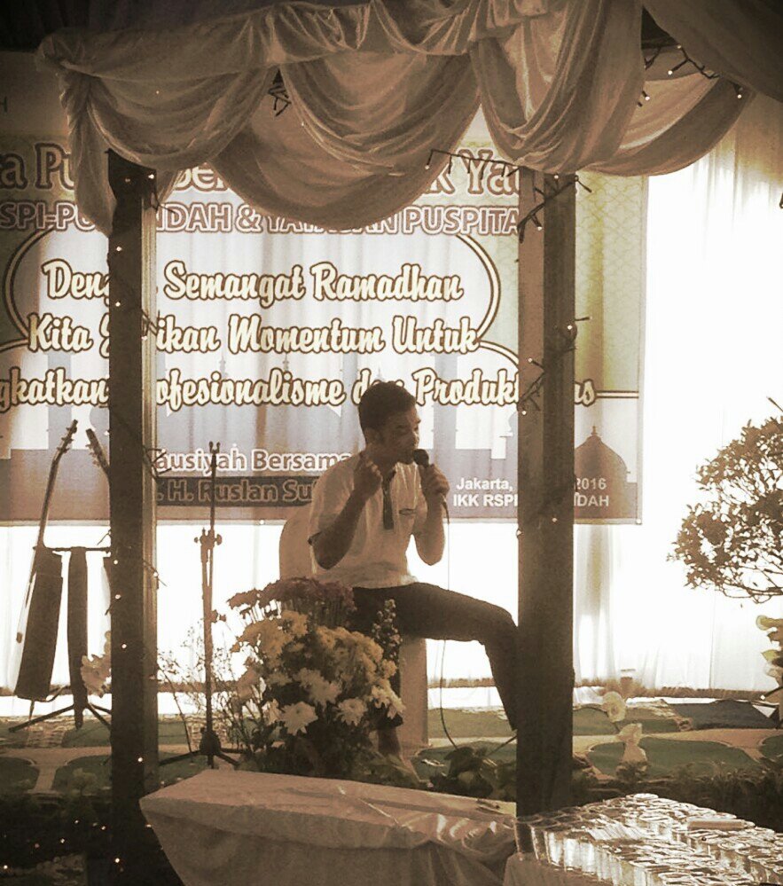 moektihalid's tweet photo. Pidato dulu sebelum nyanyi ( Bersinar Terang) https://t.co/2ubvwKN0hH