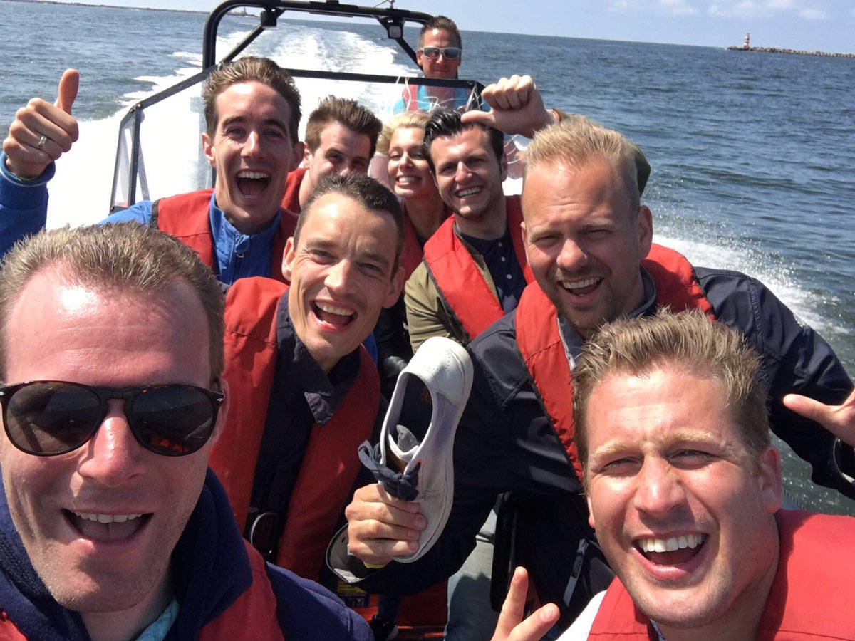 ThijsvdSchee's tweet photo. Dé #selfie van het weekend op de #powerboot! @AFAS https://t.co/pBgJvgLARK