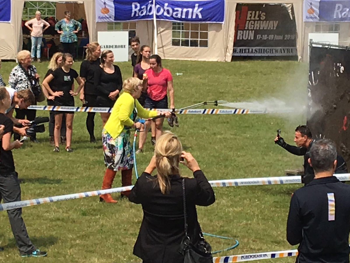 Tijd voor <a href="/HellsHighwayRun/">HellsHighwayRun</a>! Burgemeester <a href="/jettyeugster/">jetty eugster</a> gaf het (natte) startsein voor dit nieuwe evenement.