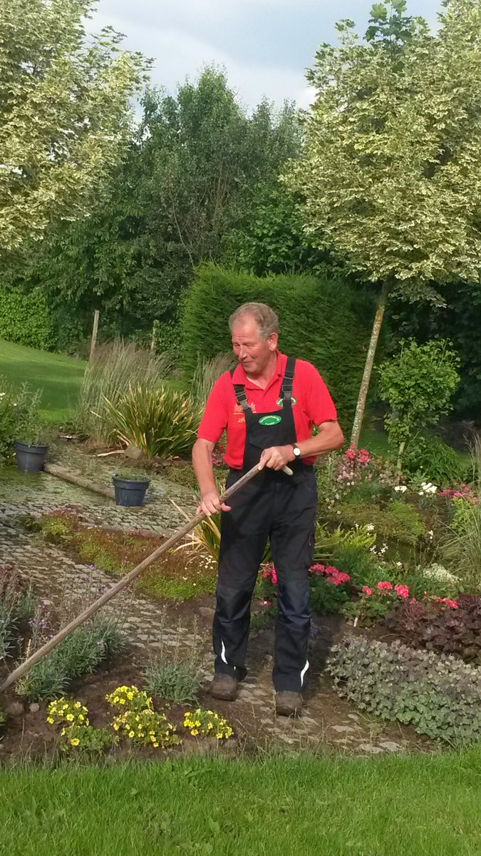 Dorps verfraaing Twello helpt Happy Summer  met de voor bereiding voor de open dag op 25-06-2016.