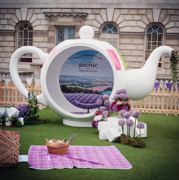 giantsnowglobe's tweet photo. Have you ever got a picture taken in a giant teapot? Come down to Somerset House for Picnic With Mercure https://t.co/W5zxxAg9hZ