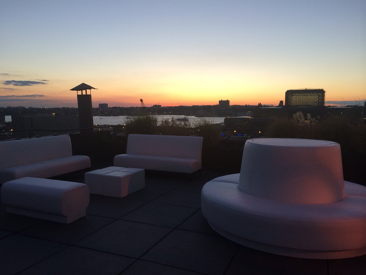 PartywithPreti's tweet image. Flashback Friday to our Vertical Party #nycrooftop #simpleandchic
