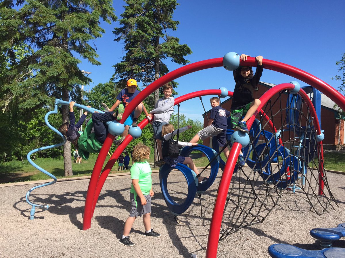 Grade6GL's tweet photo. Just hanging around! #recessfun https://t.co/yX36RWvmpF