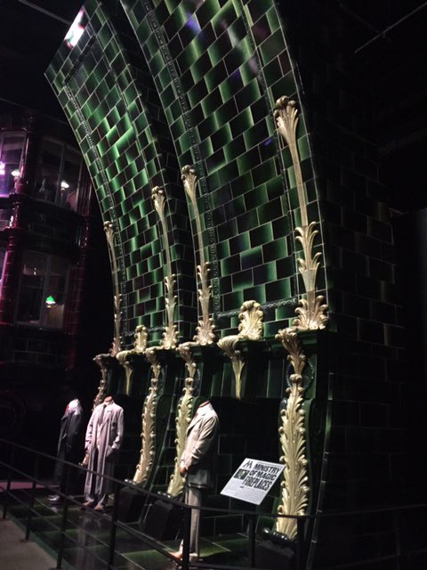 Twitter 上的 アンク 金曜ロードショー公式 魔法省の建物のセットの一部もロンドン郊外のスタジオに残っています 実際に撮影に使われたまさに ハリー ポッターファンの聖地ですぅ 今回の祭りのプレゼントでツアーをゲットしてください T Co C47ppsw6pk