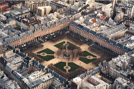 parisvisites's tweet photo. Une des plus belles places de #Paris,place des Vosges,oui mais de haut comme on ne la voit jamais #tourisme #Marais https://t.co/F792JDOHP2