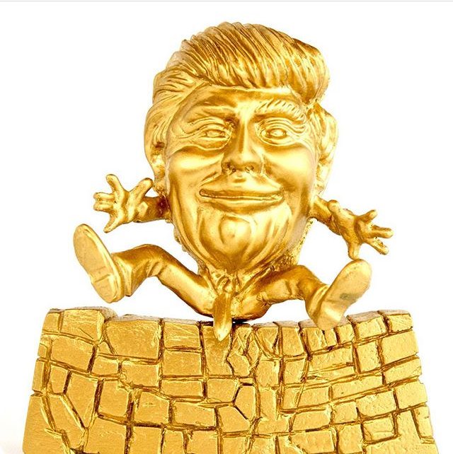 ChrisCopywriter's tweet photo. Humpty Trumpty by @ronenglishart in #BushWick #Brooklyn NYC.
#HumptyTrumpty #DonaldTrump #DonaldDuck #SmallHands https://t.co/ypw4Ta5osm
