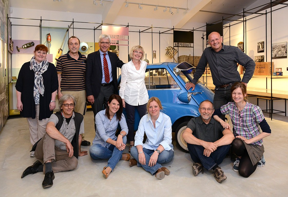 Etwas erschöpft, aber voller Vorfreude auf alle Gäste: Das Team des neuen #Stadtmuseum #Kassel. Bis morgen! (mic) https://t.co/ZruRDXGm0e