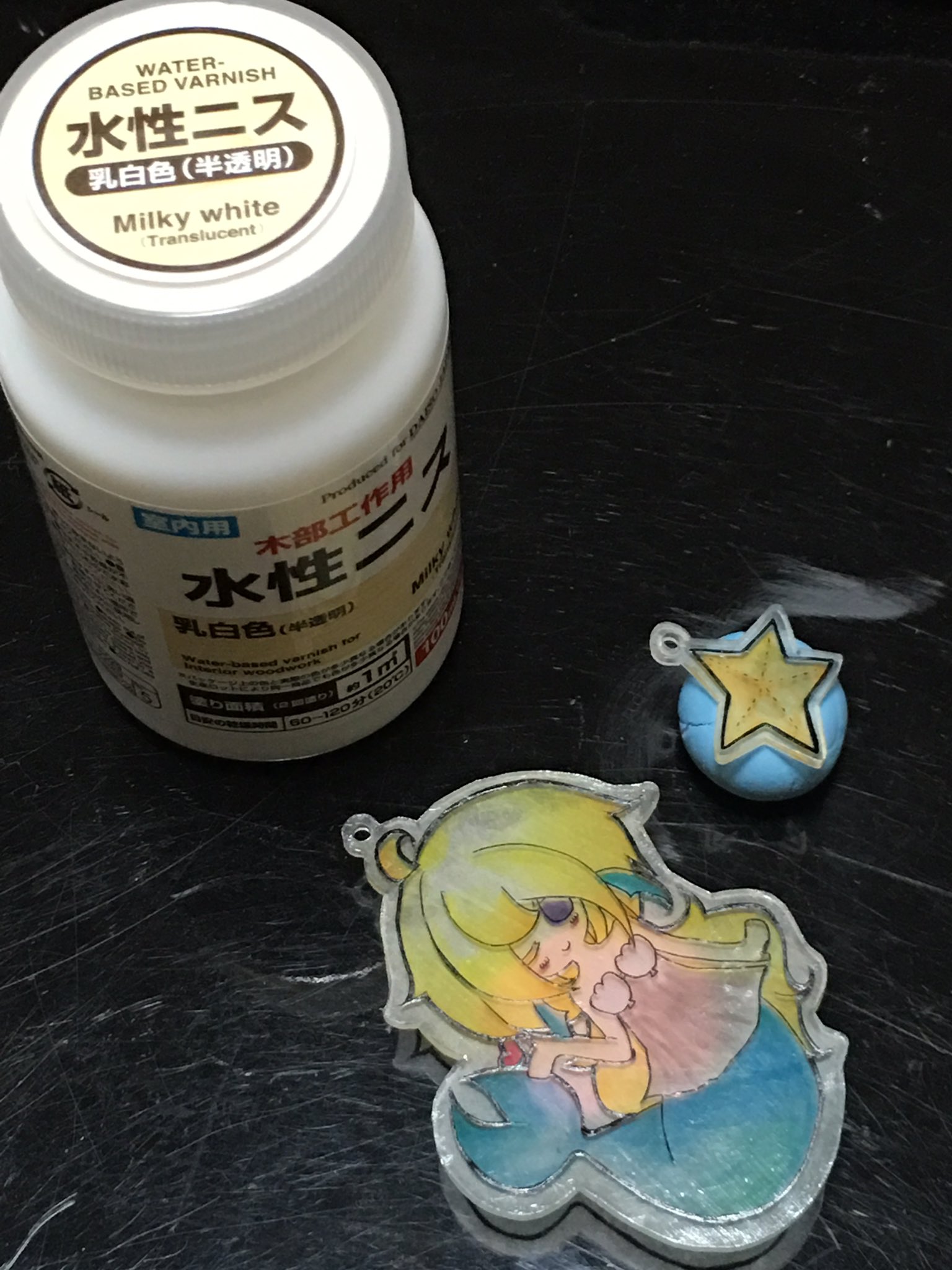 Sky どこにも水性ニス 透明 ないっ ダイソーとセリア行ったのに しかたがないので 乳白色買ってみたよ 白っぽくなるかなって思ったけどさほど影響ない かも プラ板 T Co V184v5zu1b Twitter