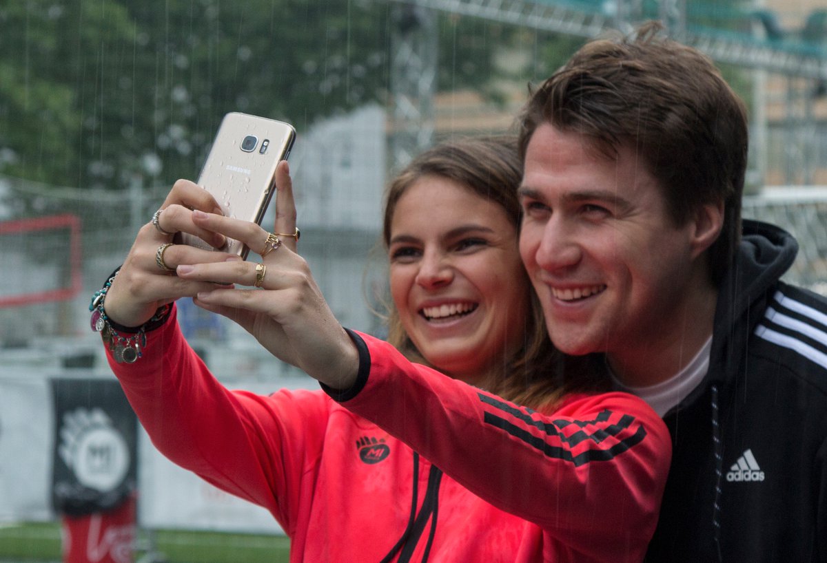 migamesofficial's tweet image. Piove ma i ragazzi di #MiGames hanno voglia di selfie. Grazie al nuovo #GalaxyS7 resistente all'acqua @SamsungItalia