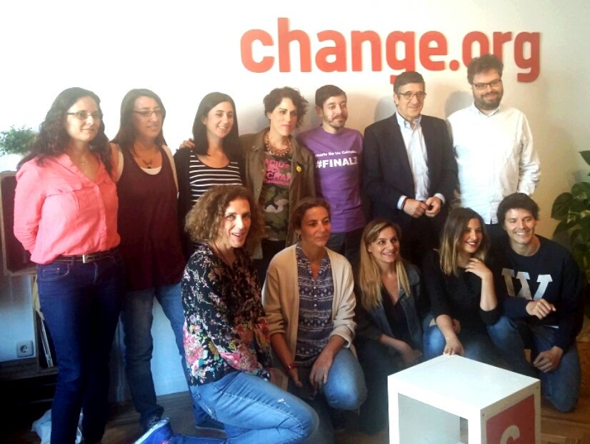 PSOE's tweet photo. Fin del debate @change_es con los creadores de iniciativas. @patxilopez toma nota de las peticiones #PatxienChange https://t.co/aOs9u7LfSy
