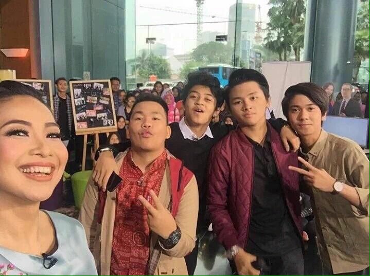 btw, ini untuk yang kedua kali nya ya rumpi nyatuin mereka😻

ok telat banget bahasnya..