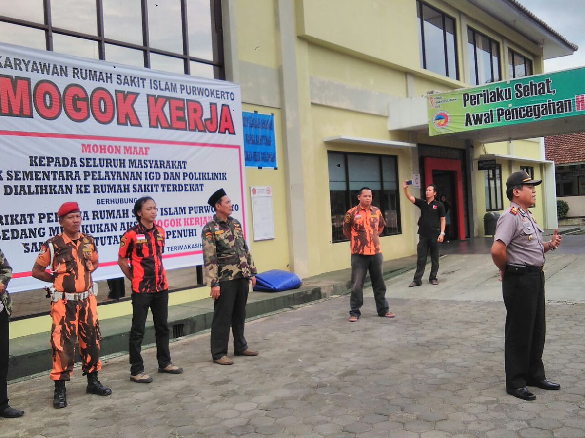 Banyumasiana's tweet photo. Pemuda Pancasila lan Banser Banyumas wis nyewiji ndukung karyawan RSI Purwokerto nglawan UMP lan dr Mambo. https://t.co/ePssBKK10g
