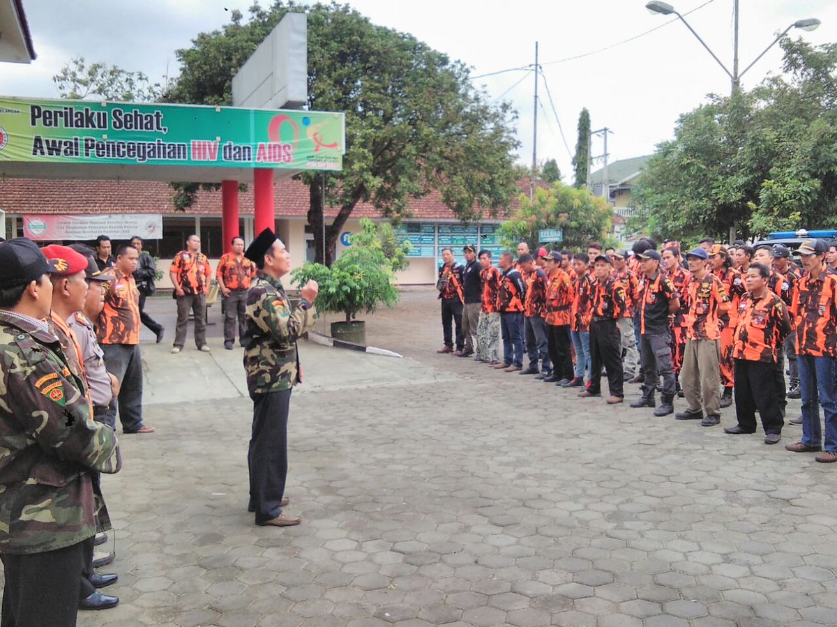 Banyumasiana's tweet photo. Pemuda Pancasila lan Banser Banyumas wis nyewiji ndukung karyawan RSI Purwokerto nglawan UMP lan dr Mambo. https://t.co/ePssBKK10g