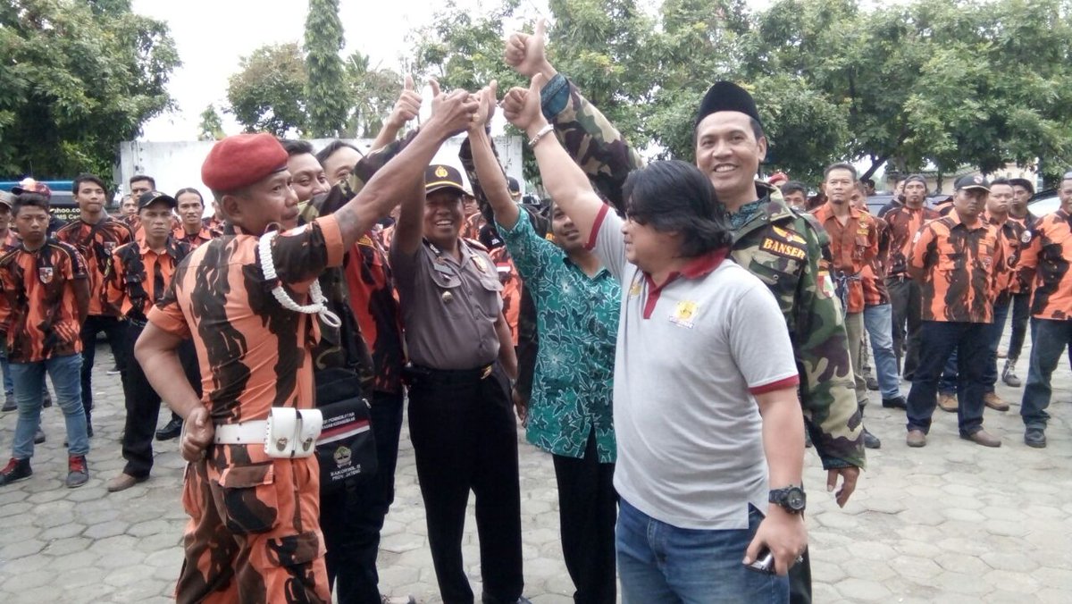 Banyumasiana's tweet photo. Pemuda Pancasila lan Banser Banyumas wis nyewiji ndukung karyawan RSI Purwokerto nglawan UMP lan dr Mambo. https://t.co/ePssBKK10g