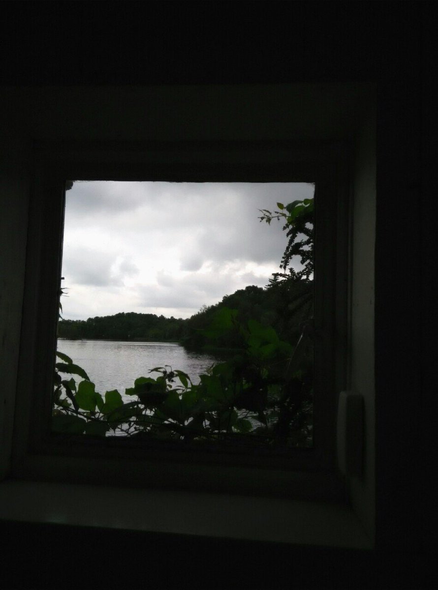 NomadiqueInKeds's tweet photo. Flooded in. Outside the box never looked better.
#MidlandsWeather https://t.co/X1UPYVJqmo