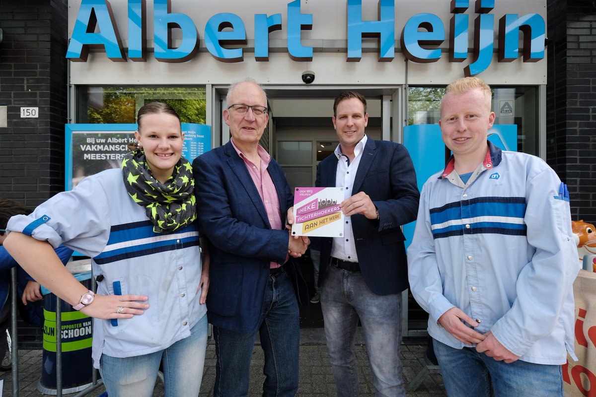 AH Zonnenberg is ambassadeur van de Unieke Achterhoekers campagne! @franslangeveld reikte het gevelbordje uit.