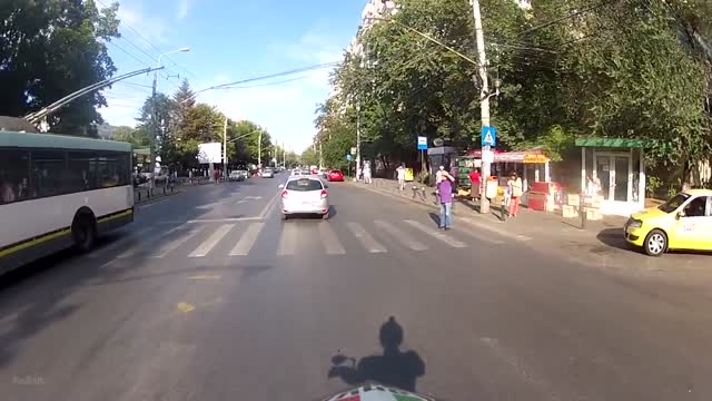 fail_nl's tweet photo. Scooteraar filmt een weekje alledaagse chaos in Boekarest - https://t.co/2c1awzJWT8 https://t.co/9ZPJDjfZPp