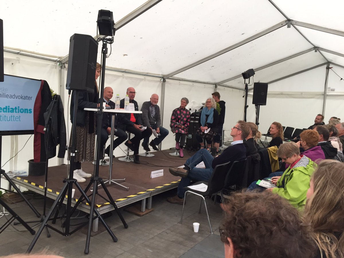 HelleHaxgart's tweet photo. God debat hos @danskefamilieadvokater om tvungen mægling i skilsmisser - kloge folk på scenen #barnetsperspektiv https://t.co/zzGZJ4wGxY