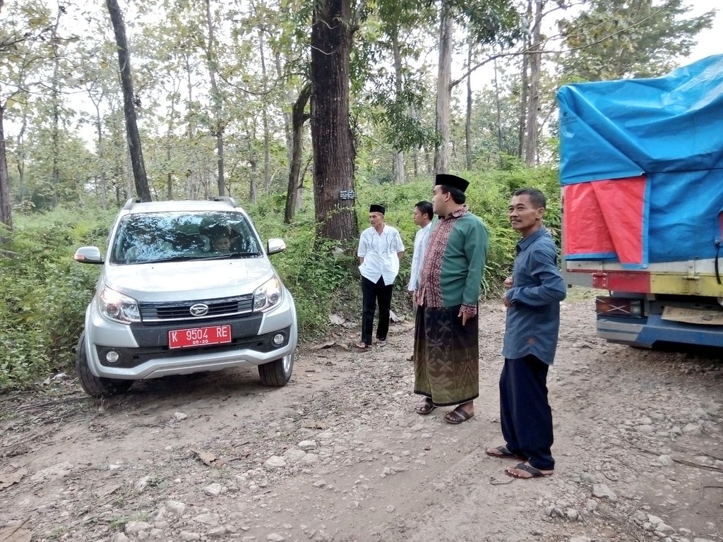 ProkompimBlora's tweet photo. Offroad, perjalanan Wabup @SahabatRohman menuju Desa Bangkleyan pol pucuk kidul Kec.Jati untuk tarawih keliling https://t.co/HklyYSciFN