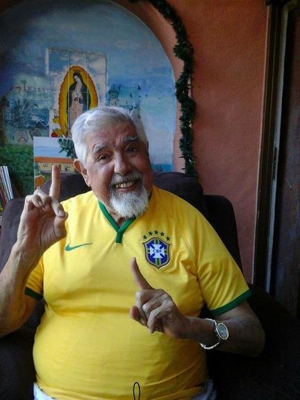 pourjetaime_'s tweet photo. Vai em paz, eterno Professor Girafales. 😢🌹 #RipRubénAguirre https://t.co/nidm4woCjL