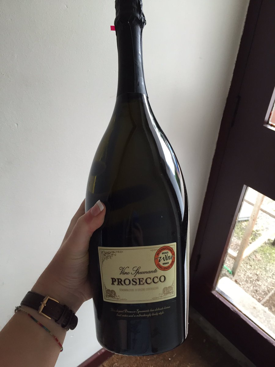 Prosecco Cricket tonight <a href="/BlackpoolCC/">Blackpool Cricket Club</a> 🍾🏏🍾😂 #Garstangladies are ready ...
#ladiescricket