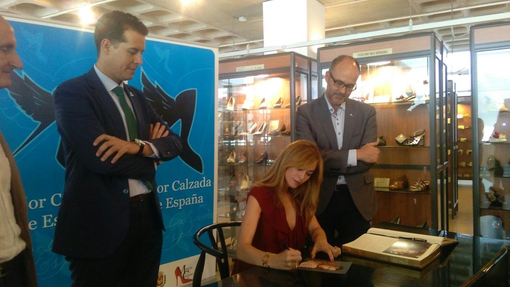 MuseoCalzadoESP's tweet photo. Marta Hazas ya ha dejado su huella en el Museo del Calzado #MejorCalzada 2015 #shoes #MadeInSpain https://t.co/QgPrFFnzKS