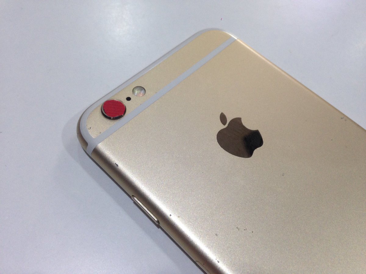 さとし ヴァンパイアリゾット على تويتر カメラにゴミが入ってて 全く機能しないからいっその事カメラの部分に赤いガムテープ貼って塞いでやった 写真撮るとこうなるよ ざまぁみろiphone ガムテープ Iphone 写真 カメラ