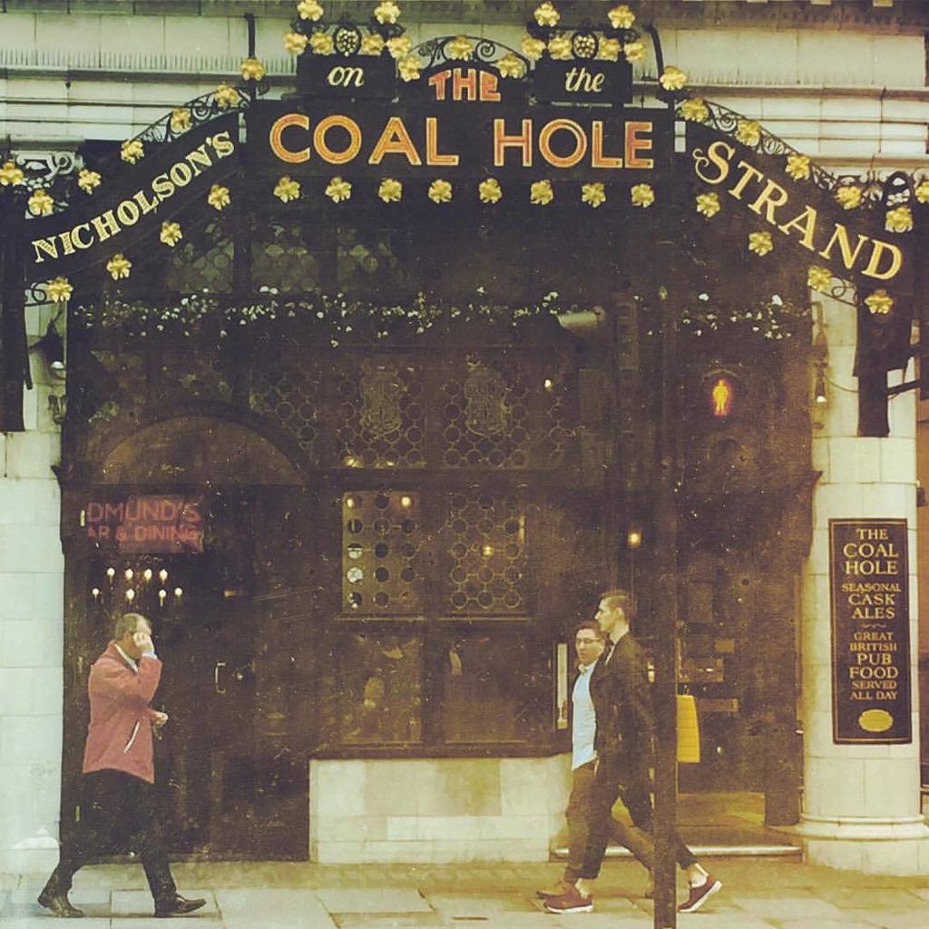 impudentchild's tweet photo. #pubfronts #oldschool #coalhole #strand #london #explore #travel #photography #instaphoto #photoftheday #fff (at Th… https://t.co/hEuSWTIrXv