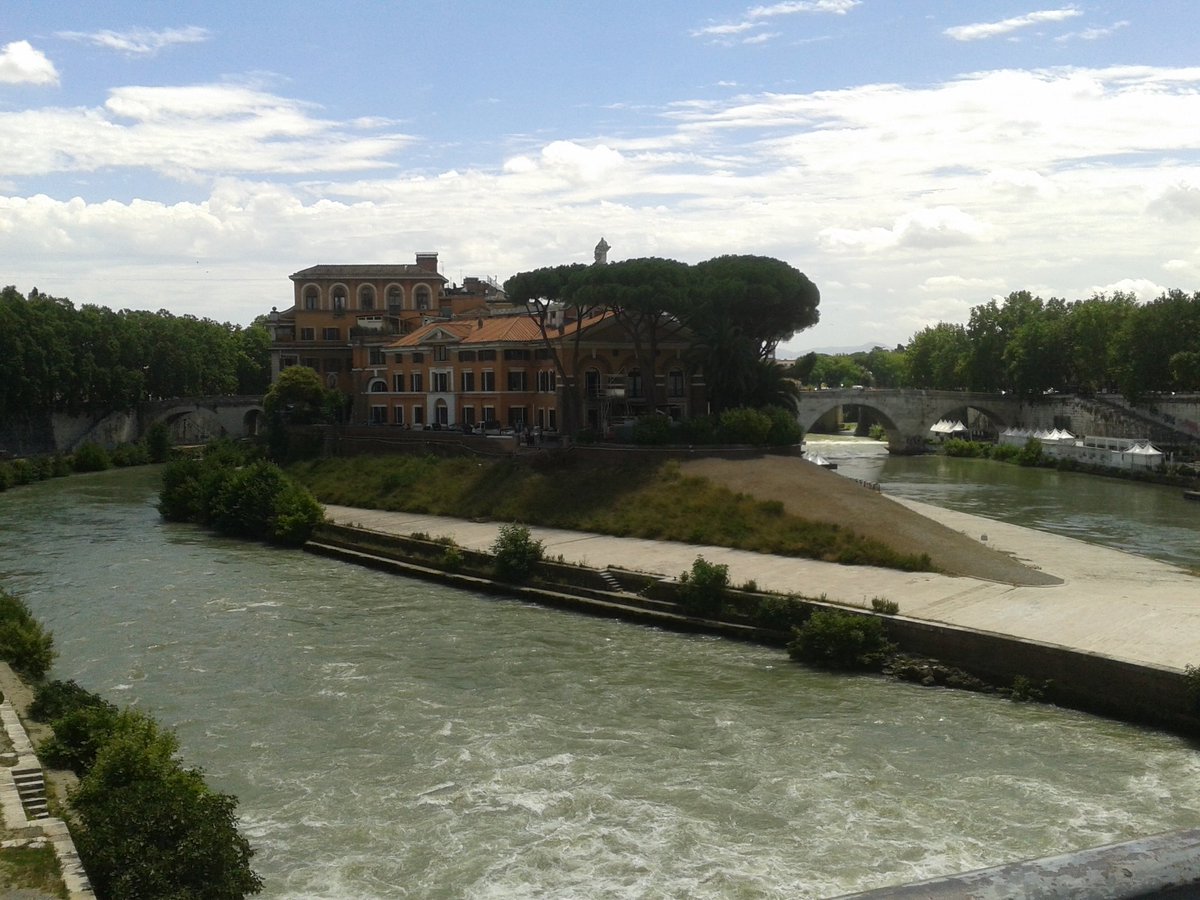 LuPrezzavento's tweet photo. La città eterna mi accoglie con questo fermo immagine. 
#Roma #weekendromano https://t.co/ReyqjRMcEt