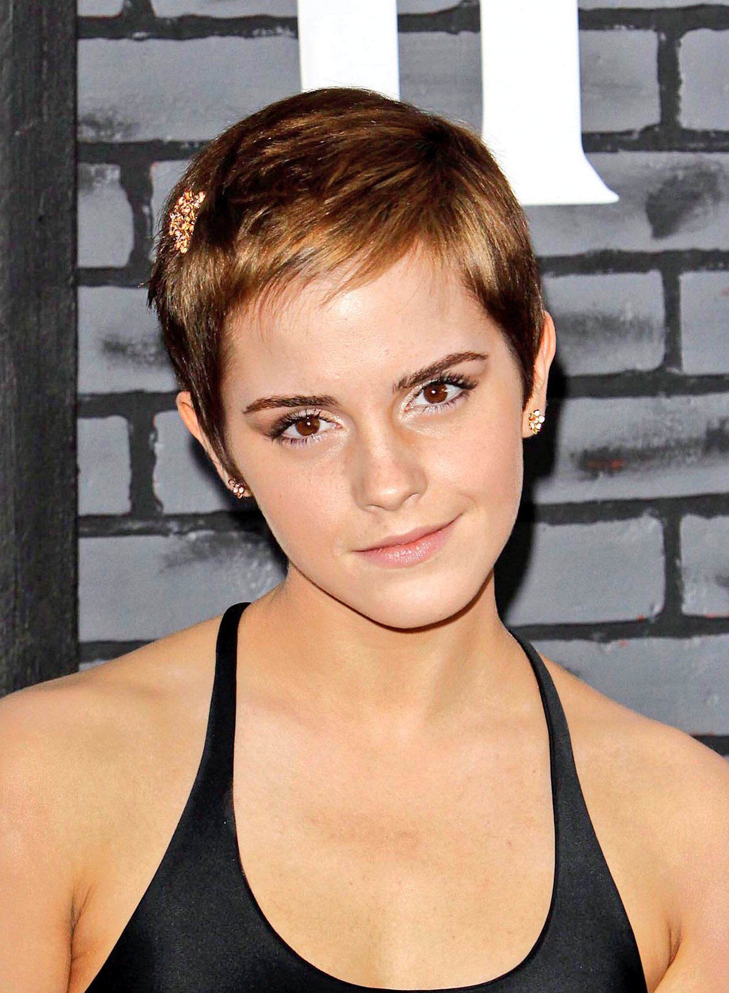 Emma Watson Japan ハリーポッター祭り 今夜9時から日本テレビ系列で放送される ハリー ポッターと死の秘宝part1 のプレミアでは撮影が終わっていたため ショートカットになっていたエマ 弟アレックスもロンドンプレミアに同行しました