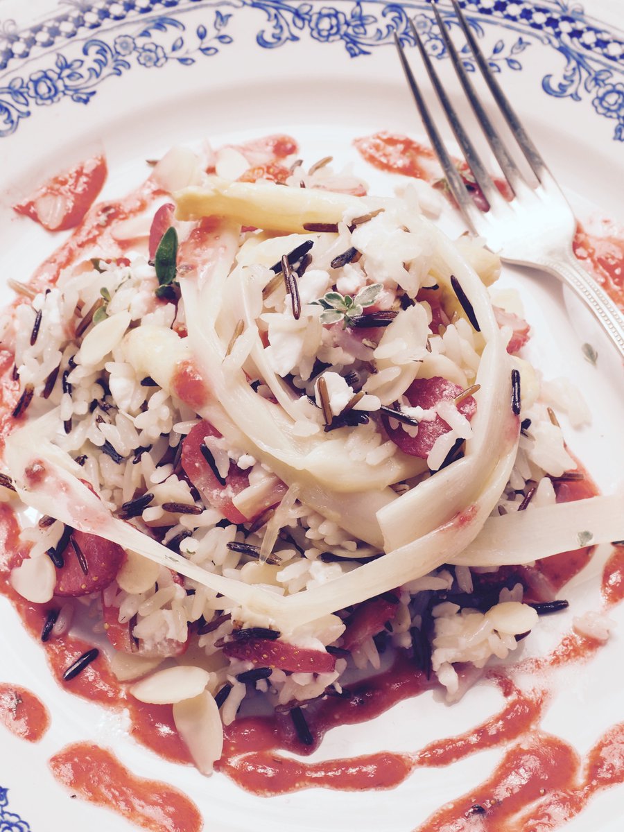 Il mio pranzo di ieri. 
Riso selvaggio, asparagi bianchi a nastro, fragole e feta. 
ilcucchiainodialice.it/contenuto/988/