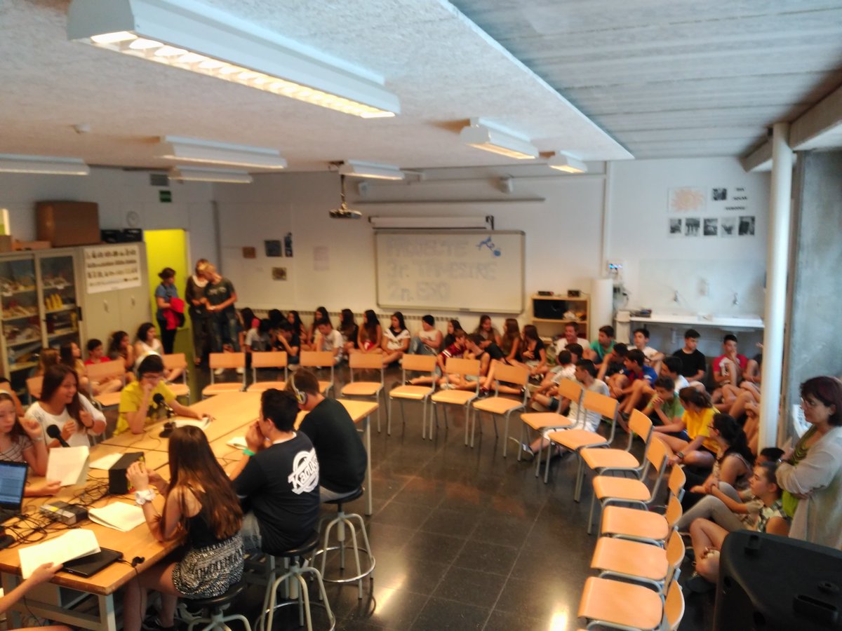 ielesvinyes's tweet photo. Tot a punt! Només falten les famílies per fer el primer programa de ràdio de @ielesvinyes en directe. #projecteradio https://t.co/j9rOM2SgNk