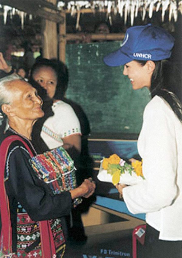 Unbroken79's tweet photo. #UNHCR #2002 #2005 #2009 #2014 #fieldmissions #Thailand #AngelinaJoliePitt https://t.co/0GsRYe6r2c