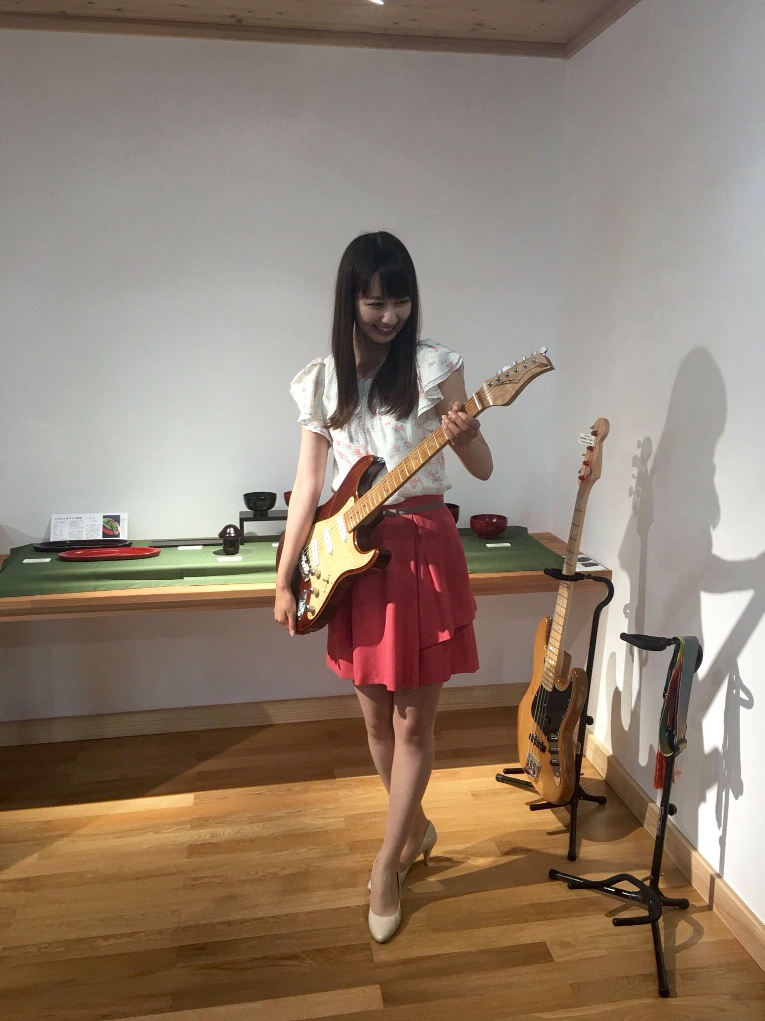O Xrhsths 相場詩織 Sto Twitter 昨日の中継で紹介した100万円のギター 相場ドヤ顔でギターを持ちポーズを決める ディレクターさん カメラマンさん あれ 左利きだっけ 相場 へ 右利きです デ カ 逆だよっっっ ギターの持ち方から勉強します
