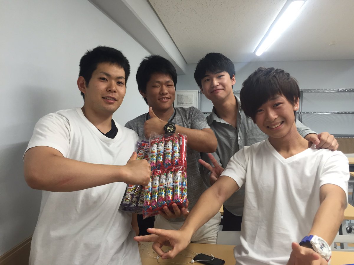 osakars's tweet photo. 【学校生活🌟】今日は、ST1Bの髙島くんの誕生日でした(*^_^*)💐
みんなから、お祝いされて、幸せそうでした✨おめでとう‼️
https://t.co/PiCNeblFou
#スポーツ #ST1B #森山クラス https://t.co/my0XMlNz5W