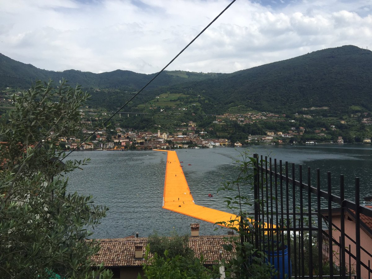 Поглед към езерото Изео в Италия и най-новата арт инсталация на артиста Кристо - "Плаващи кейове" / #FloatingPiers 🚩