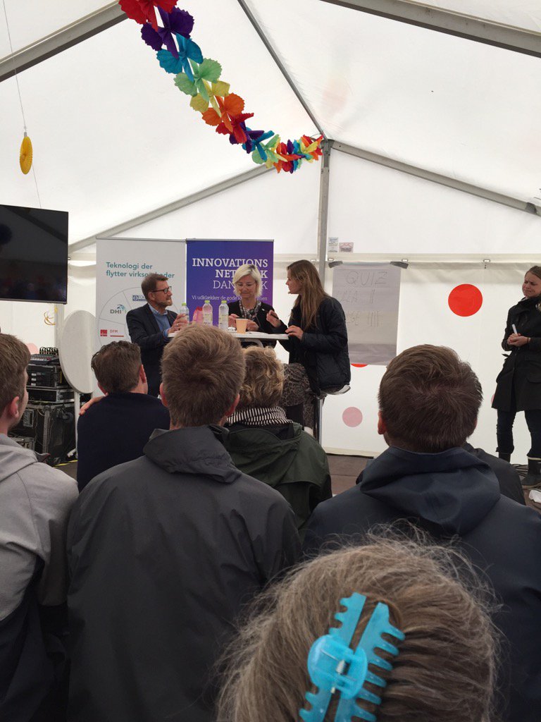 nmorsing's tweet image. Ulla Tørnæs spiser insekter i quiz med Signe Molde