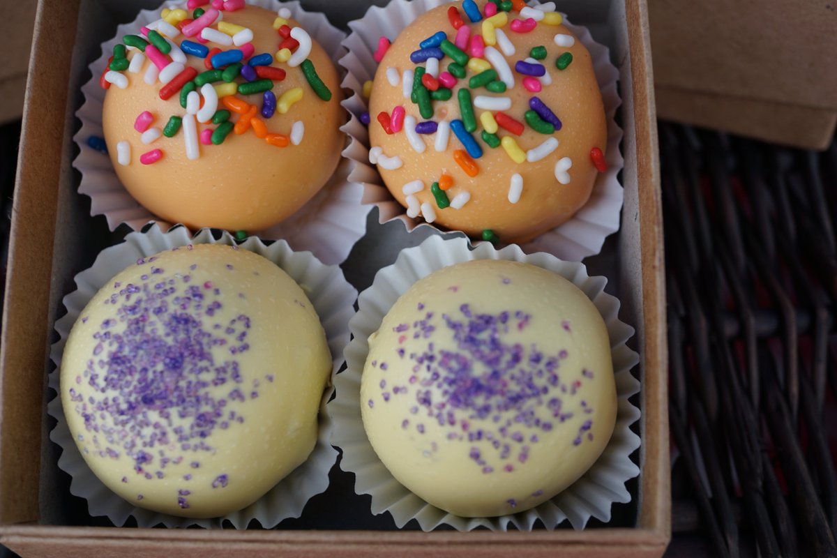 MozzaPi's tweet image. People go crazy over these 80% organic cake balls from @the_sugarmamas at our Louismill Farmers Market: Sat 8-11am
