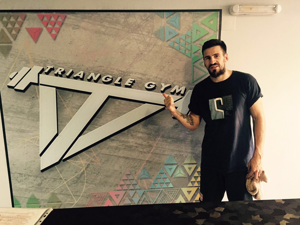 Tomovic's tweet image. Un saluto da Belgrado! Oggi allenamento dagli amici del Triangle gym! 😬😃🏋🏽