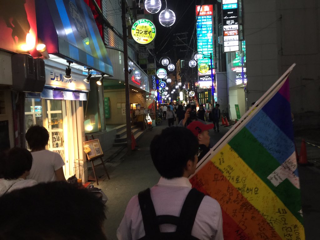 1_6_4_3's tweet photo. 今夜大阪で行われたオーランドの銃撃事件への追悼集会。ヨドバシ梅田から堂山町経由、扇町公園。
#PrayForOrlando https://t.co/lXuqMVvsG9