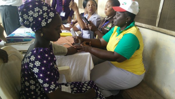 maternova's tweet image. Pictured: CRADLE Vital Signs Alert is used to monitor blood pressure and heart rate in a pregnant woman in Nigeria