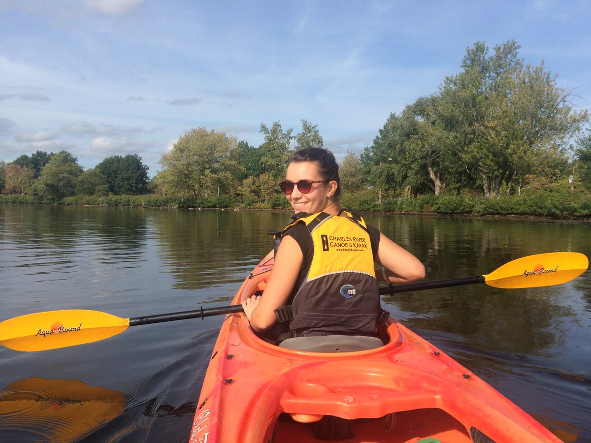 METintl's tweet photo. A #METIntl student in the #BUddy program #kayaks on the #Charles River. #FridayFun #AbroadInBoston @CharlesRiverCRC https://t.co/8dHZDpKSai